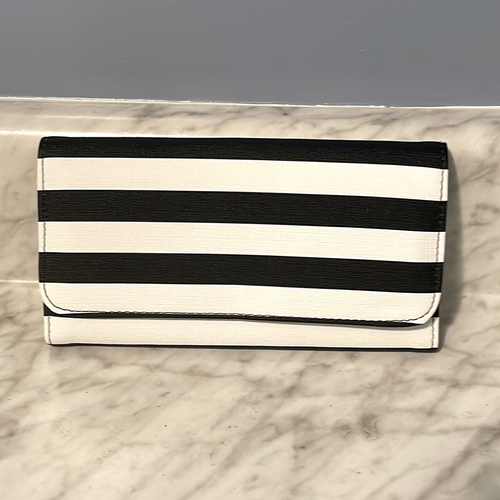 Kut from the Kloth black and white wallet.